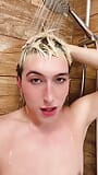 Femboy prend une douche lubrique et jouit snapshot 1