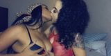 Des lesbiennes noires s&#39;embrassent snapshot 5
