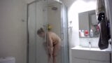 Hermosa chica masturbándose y corriéndose después de la ducha snapshot 4