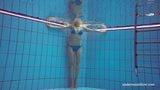 Martina en maillot de bain bleu serré dans la piscine snapshot 2