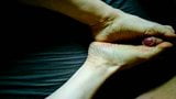 MILF footjob avec éjaculation sur des pieds pâles snapshot 2