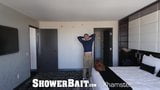 Showerbait Hotel Bell Hop baise un invité de str8 snapshot 2