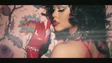 Rihanna เซ็กซี่ - ชุดชั้นในวาเลนไทน์ 2021 snapshot 9