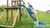 Heiße süße Carla neckt draußen auf einem Spielplatz snapshot 13