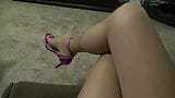 CD Lisa posa le sue gambe rivestite di nylon e i suoi piedi con nuovi tacchi snapshot 2