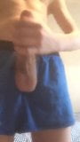 युवा समलैंगिक अपने 9 इंच के तौलिये पर हाथ फेरता है snapshot 6