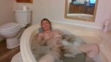 Satijnen dame zuigt graag aan een lul in het bad. snapshot 1