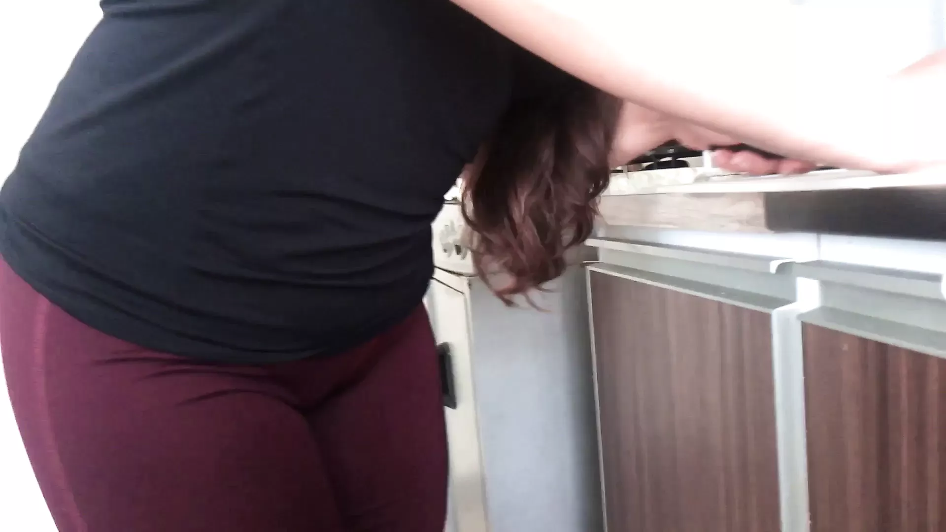 부엌에서 거대한 도끼자국을 보여주는 새엄마 - 섹스하라고 나를 유혹하고 싶어 | xHamster