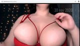 Latina rebota enormes tetas para la cámara snapshot 4