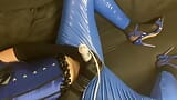 Blauwe vinyllegging en blauwe hoge hakken snapshot 17