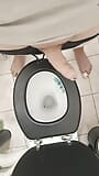 Petite branlette dans les toilettes plus éjaculation snapshot 3
