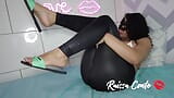 Footjob berlumur minyak Raissa conte flipflops snapshot 11