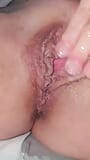 La milf spagnola con un clitoride tremendo si tocca e si mette le dita nella sua grande figa carnosa e succosa snapshot 1