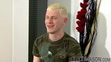 Geïnkte twink harley solo masturbatie komt klaar op bureau snapshot 4