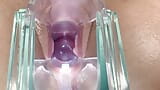 Cervix palpitante y fluyendo rezumando semen durante el juego de espéculo de cerca snapshot 16