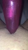 Une chatte mouillée se fait baiser par un vibromasseur rose snapshot 3