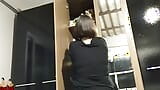 Vrouw kleedt zich aan vóór haar cuckold om met haar minnaar uit te gaan snapshot 15