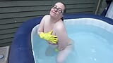 Guantes de goma desnudos fetiche en el jacuzzi snapshot 13