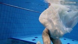 Spezielle haarige Muschi des tschechischen Teenagers im Pool snapshot 6
