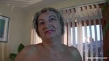 Madura bbw toma una carga en sus enormes tetas naturales snapshot 4