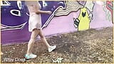 Frauchen macht sich ohne Höschen auf den Weg zu einem öffentlichen Spaziergang snapshot 3