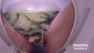 Memek basah kencing melalui celana dalam sambil duduk di toilet ...