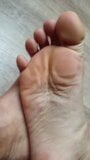 Me quito los calcetines de nuevo y muestro mis pies snapshot 10