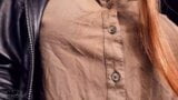Толстушка, коричневая рубашка snapshot 1