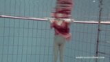 Katya Okuneva si spoglia nella sua lingerie rossa sott'acqua snapshot 4