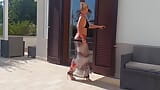 Selena danse en plein air posant en talons snapshot 9