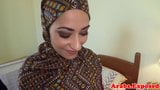 Babe muslim yang ditumbuk jizzed di mulut snapshot 4