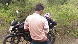 Village indien desi - Pooja Shemale et Boyfrend arrivent dans la jungle dehors et arrêtent à vélo une place et Pooja baisent le cul de Boyfrend. snapshot 6