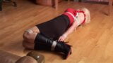 Blondine im Hogtie mit Ballknebel snapshot 6