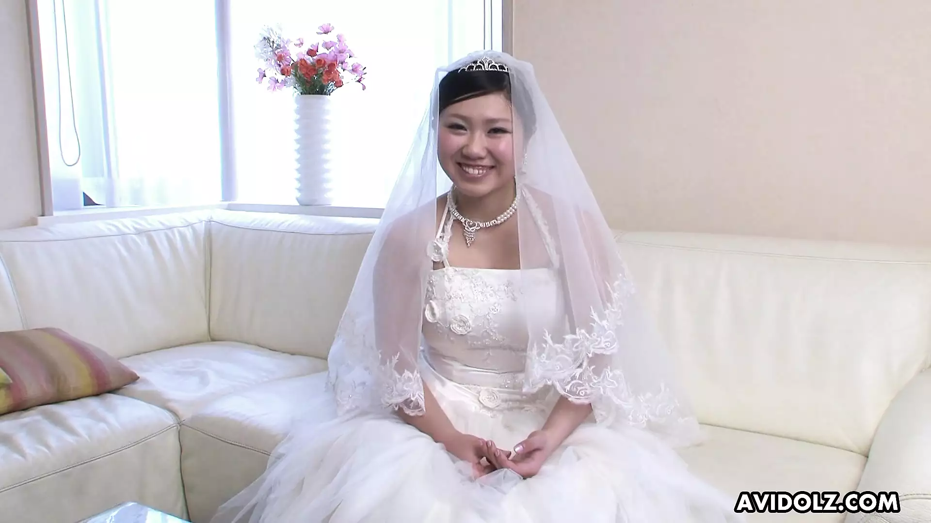 private weddingdress pussy ウェディングドレスを着た日本人の女の子小泉恵美は、無修正で彼女の口に硬いチンポを取ります。 | xHamster