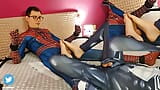 Spiderman legato riceve sega con i piedi da venom snapshot 8