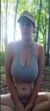 Chica de grandes tetas se ensucia en el bosque snapshot 3