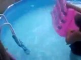 La matrigna bbw cade da una zattera in piscina snapshot 3