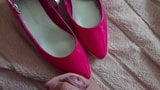 Du sperme sur des chaussures roses sexy snapshot 4