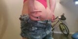 Le short en jean ira-t-il bien!? Regardez pour le savoir. snapshot 5