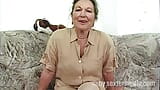 La abuela Maria mete los dedos en su vieja hendidura snapshot 4