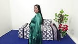 La bella zia pakistana urdu è sexy con il suo dildo snapshot 1