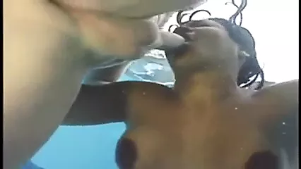Suave Suruba - Novinha com dois em baixo dagua | xHamster