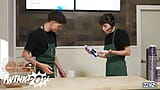 Solo hay una cosa que hará que el aburrida barista Joey Mills haga un poco de trabajo, la gran polla de Brogan - Twink Pop snapshot 2