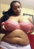 Desi ragazza indiana che mostra le sue enormi tette al fidanzato in camchat snapshot 2