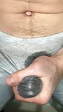 Klaarkomen in een legging! Ik masturbeer mijn lul en het sperma sijpelt door een grijze legging! close-up snapshot 15