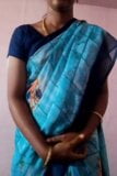 Die Sari von tamilischer Tante strippt in einer nackten Show snapshot 1