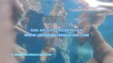 Trailer cam kolam renang tersembunyi dengan seks bawah air dan pasangan sialan di kolam renang umum dan gadis-gadis bermasturbasi dengan aliran jet! snapshot 15