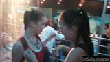 Chicas cachondas bailando eróticamente en un club snapshot 15