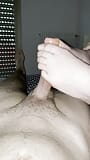 Footjob pour la petite bite de mon copain - jouira-t-il beaucoup? snapshot 4