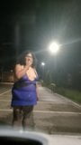 Sissy Vicky slentert 's nachts over de parkeerplaats snapshot 2